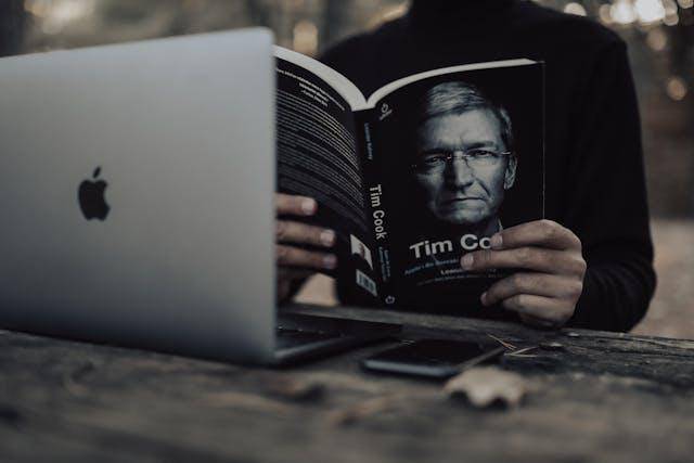 ilustrasi membaca buku (pexels.com/Adil)