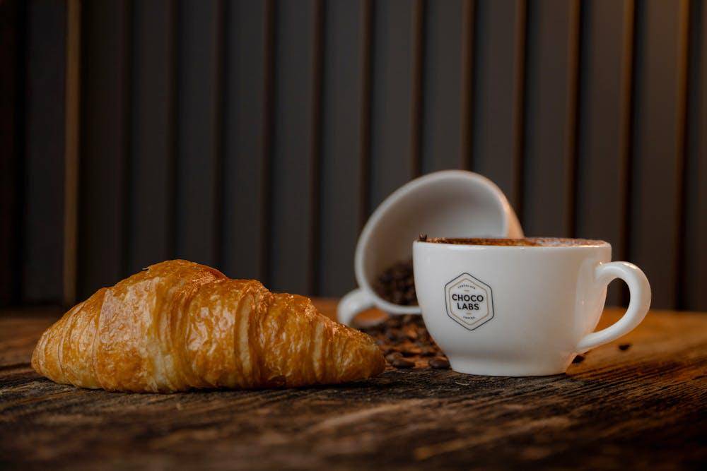 ilustrasi kopi dan croissant