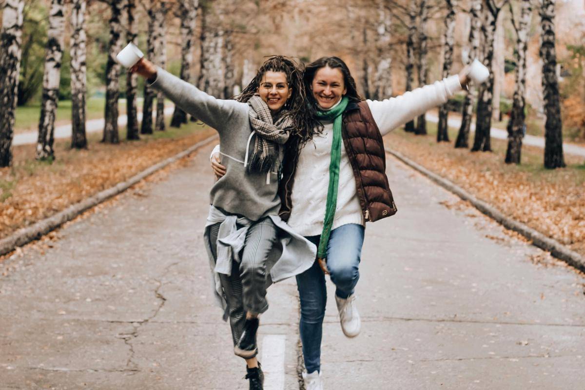 ilustrasi jalan-jalan bareng bestie (pexels.com/Asya Cusima)