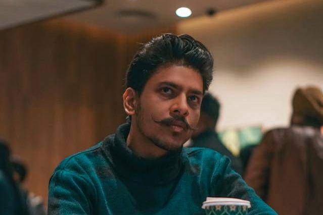 ilustrasi model kumis melengkung (pexels.com/Balljinder Singh) 