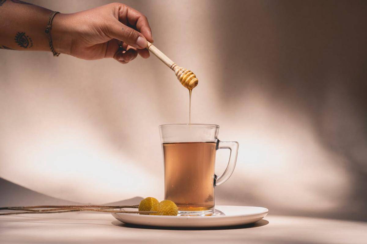 ilustrasi minuman dan madu (pexels.com/Los Muertos Crew)