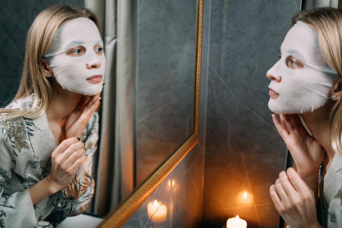 Ilustrasi wanita menggunakan sheet mask. (pexels.com/Ivan Samkov)