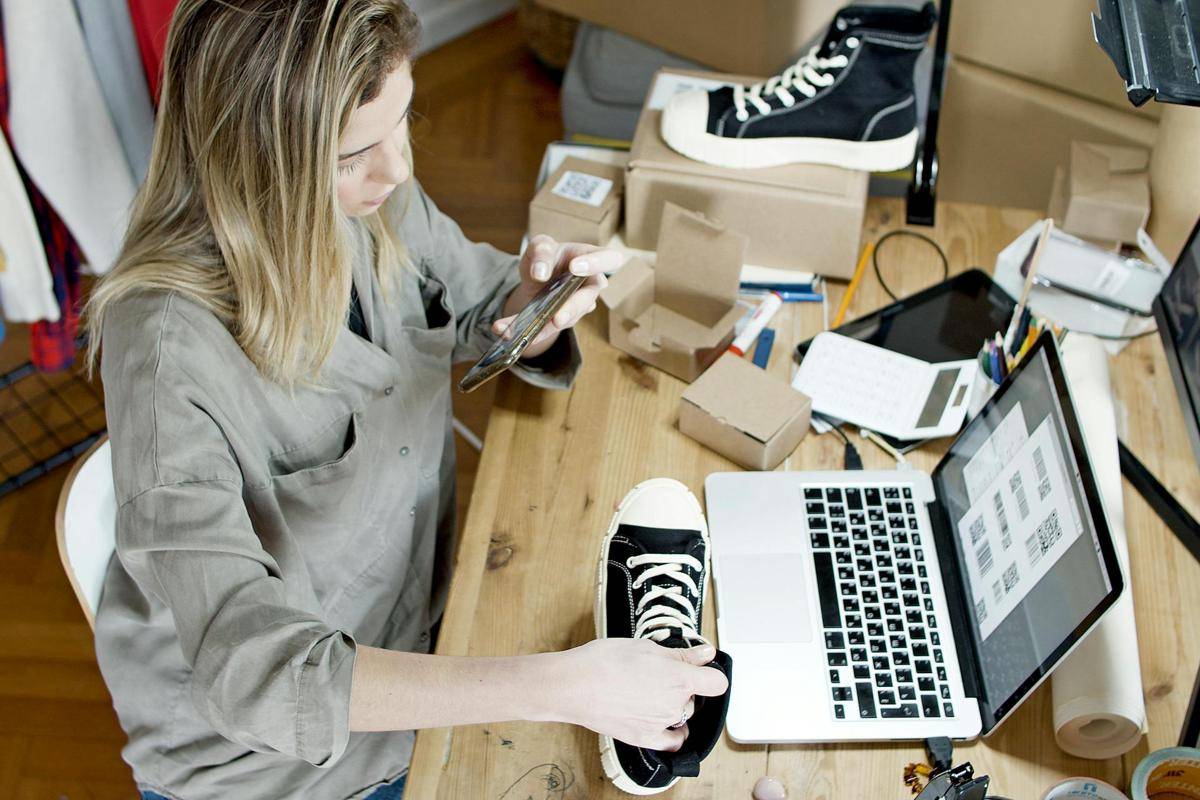 ilustrasi pelaku bisnis sepatu (pexels.com/Kampus Production)