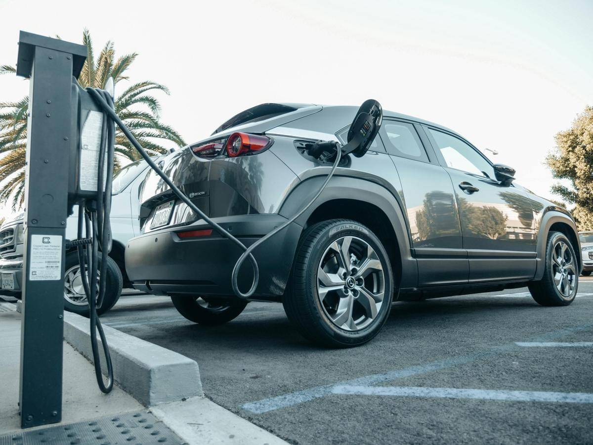 Kendaraan Listrik di Charging Station (Pexels.com/KindelMedia)