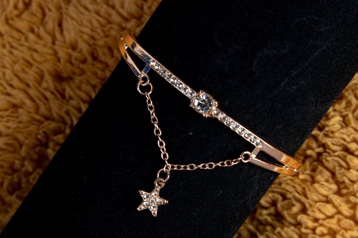 ilustasi perhiasan dengan ornamen bintang (pexels.com/Mario Mota)