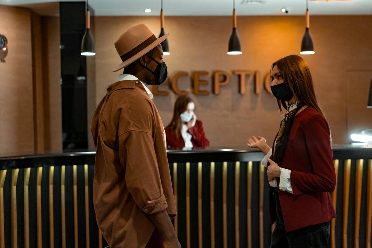 ilustrasi check-out di hotel (pexels.com/Mikhail Nilov)