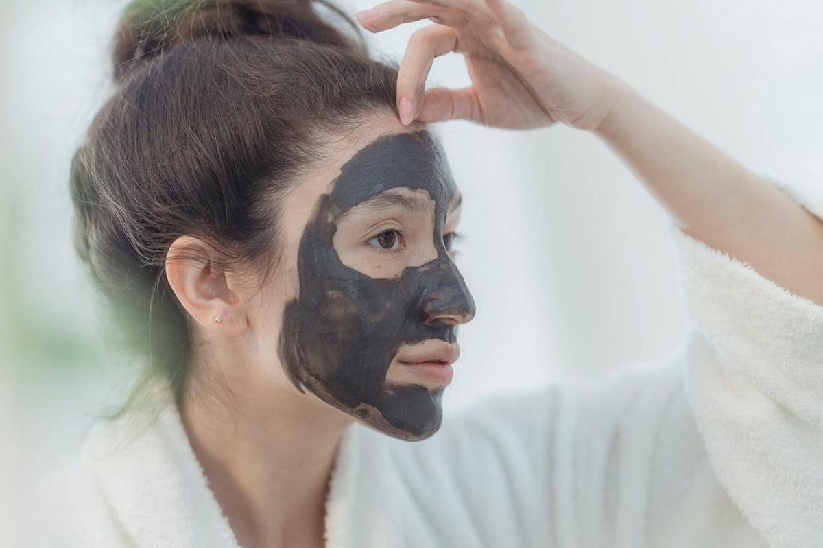 ilustrasi menggunakan masker wajah (pexels.com/Miriam Alonso)