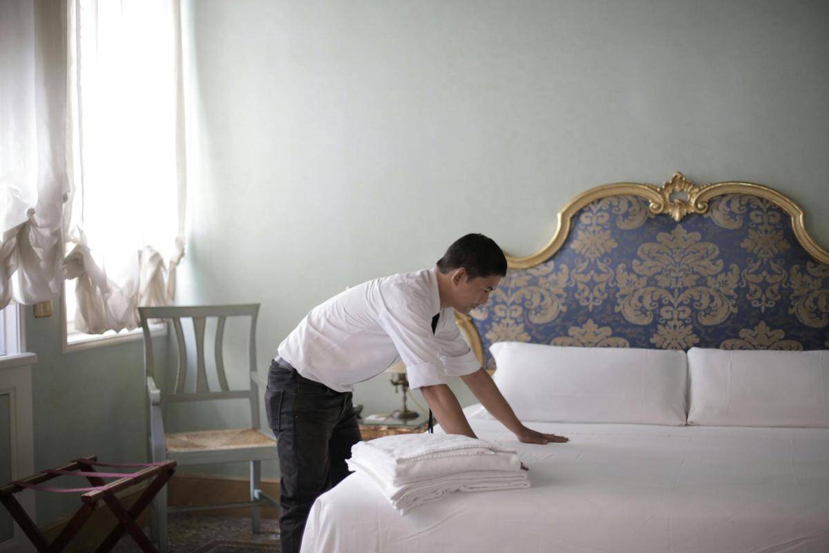 ilustrasi staf kebersihan hotel (pexels.com/Andrea Piacquadio)