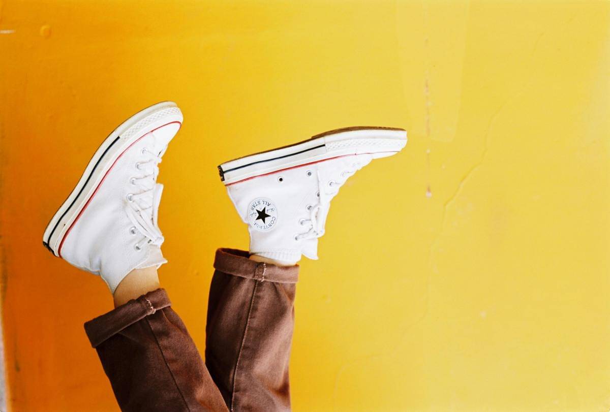 ilustrasi sneakers netral (pexels.com/pexels)