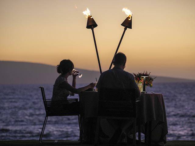 ilustrasi dinner bersama pasangan (unsplash.com/Robin Davies)