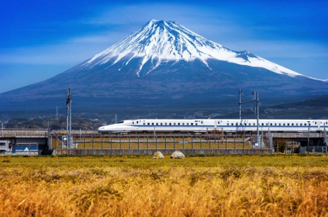 ilustrasi shinkansen melewati Gunung Fuji (freepik.com/tawatchai07)