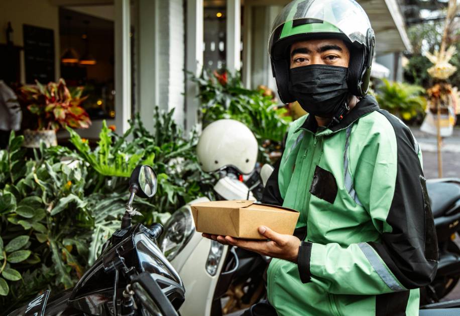 ilustrasi ojek online (pexels.com/Roman Odintsov)