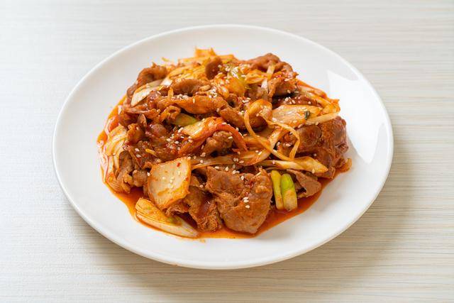 Ilustrasi tumis daging kimchi 