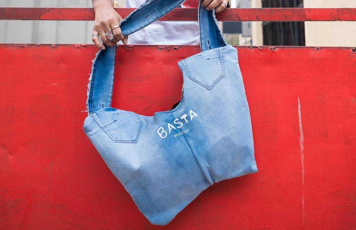 ilustrasi tote bag dari celana jeans bekas