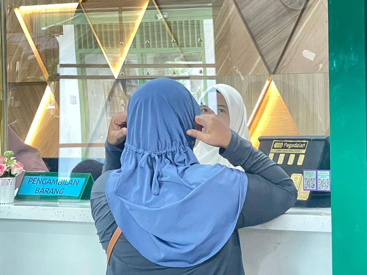 Petugas pelayanan di Pegadaian Cabang Tarandam melayani pembukaan rekening emas digital seorang calon nasabah (Foto: IDN Times/Halbert Caniago)