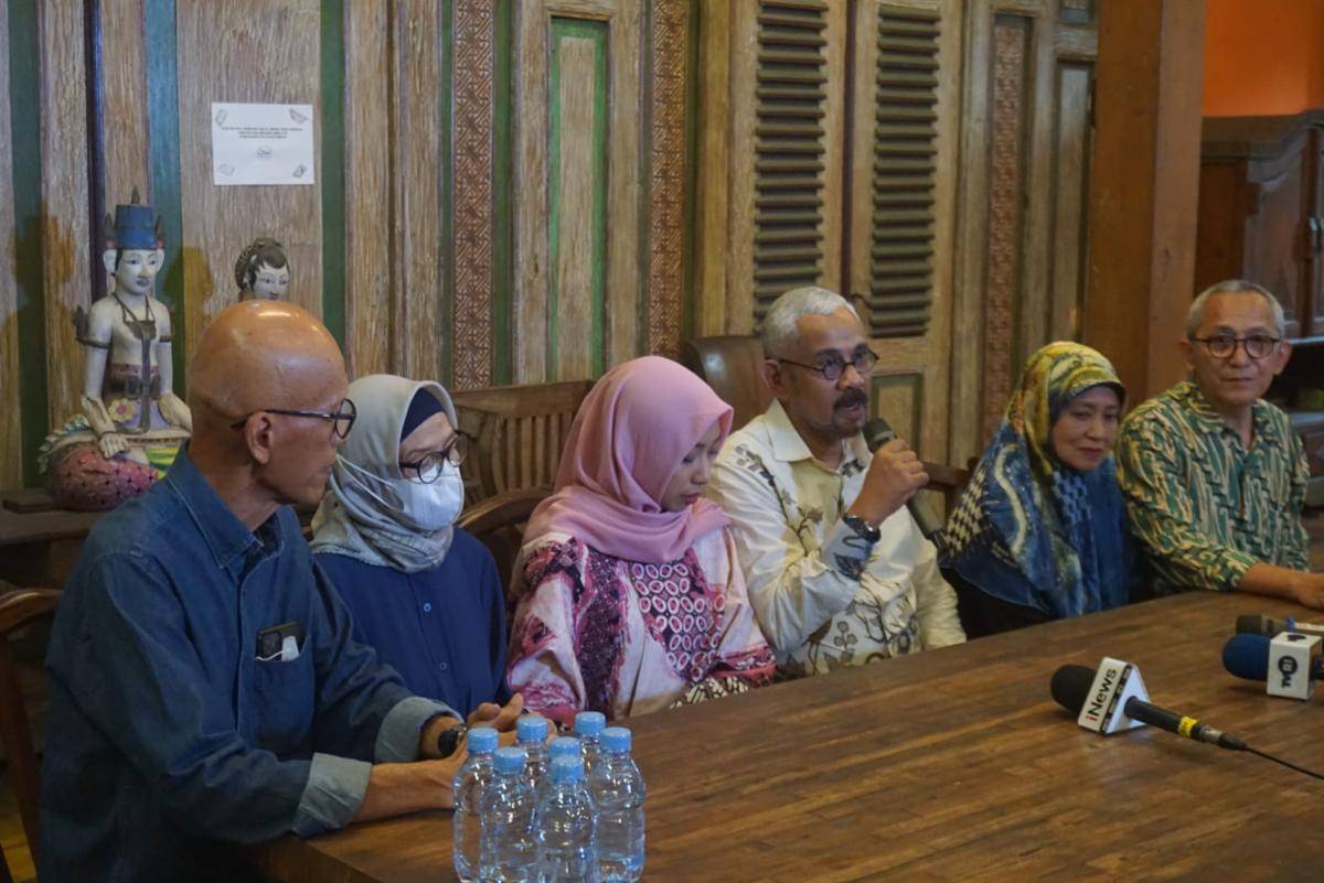 Jumpa pers dengan Meta Ayu Puspitantri, istri mendiang diplomat muda Kemlu, Arya Daru Pangayunan.