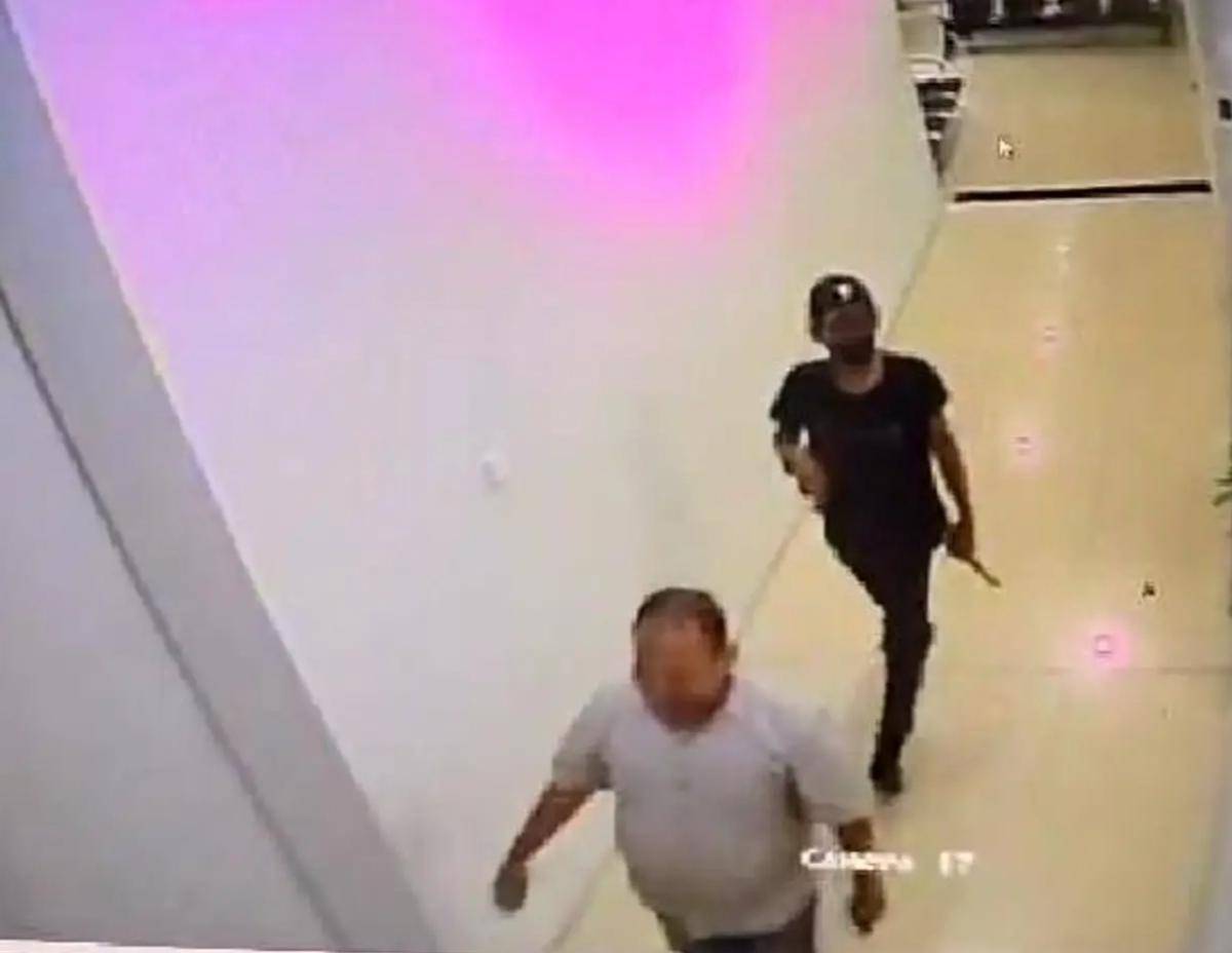 Praka Situmorang ketika menenteng senjata api laras panjang di kantor BRI cabang Gowa, Sulawesi Selatan.