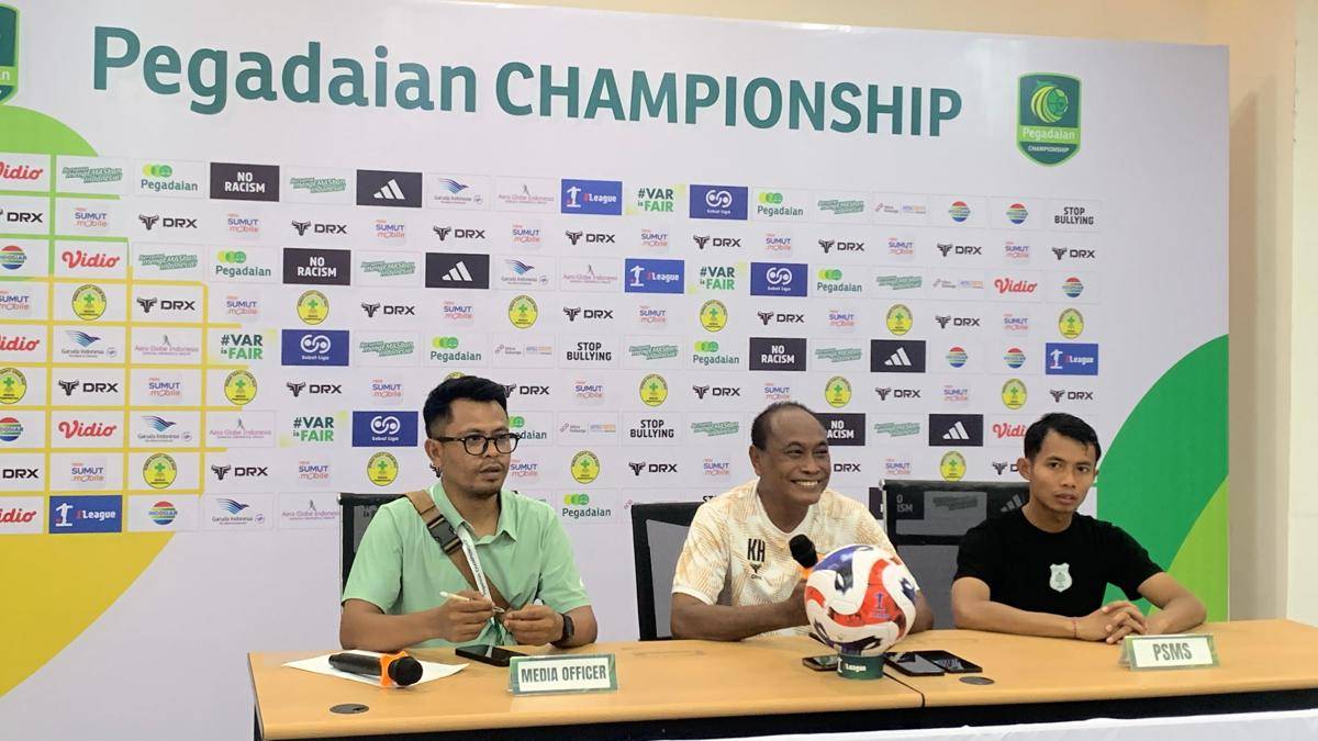 Pelatih PSMS Kas Hartadi dan pemain Budhiar saat sesi konferensi pers, Sabtu (27/9/2025) (IDN Times/Doni Hermawan)