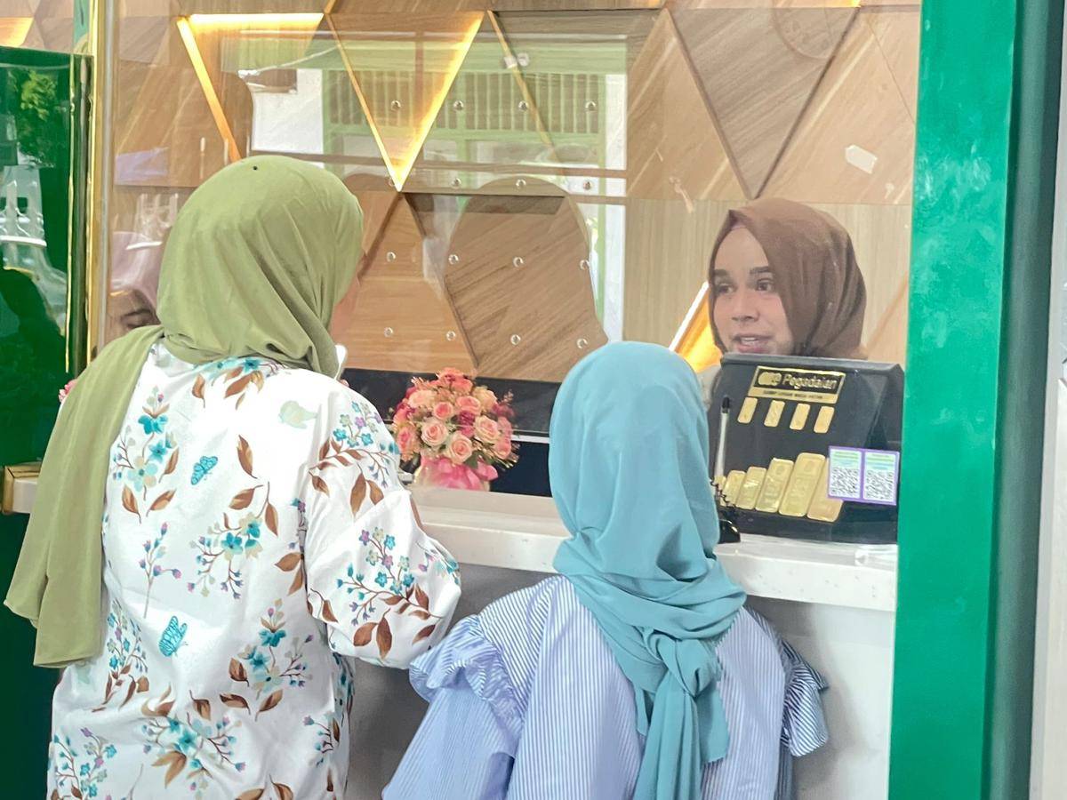 Petugas pelayanan di Pegadaian Cabang Tarandam melayani pembukaan rekening emas digital seorang calon nasabah (Foto: IDN Times/Halbert Caniago)