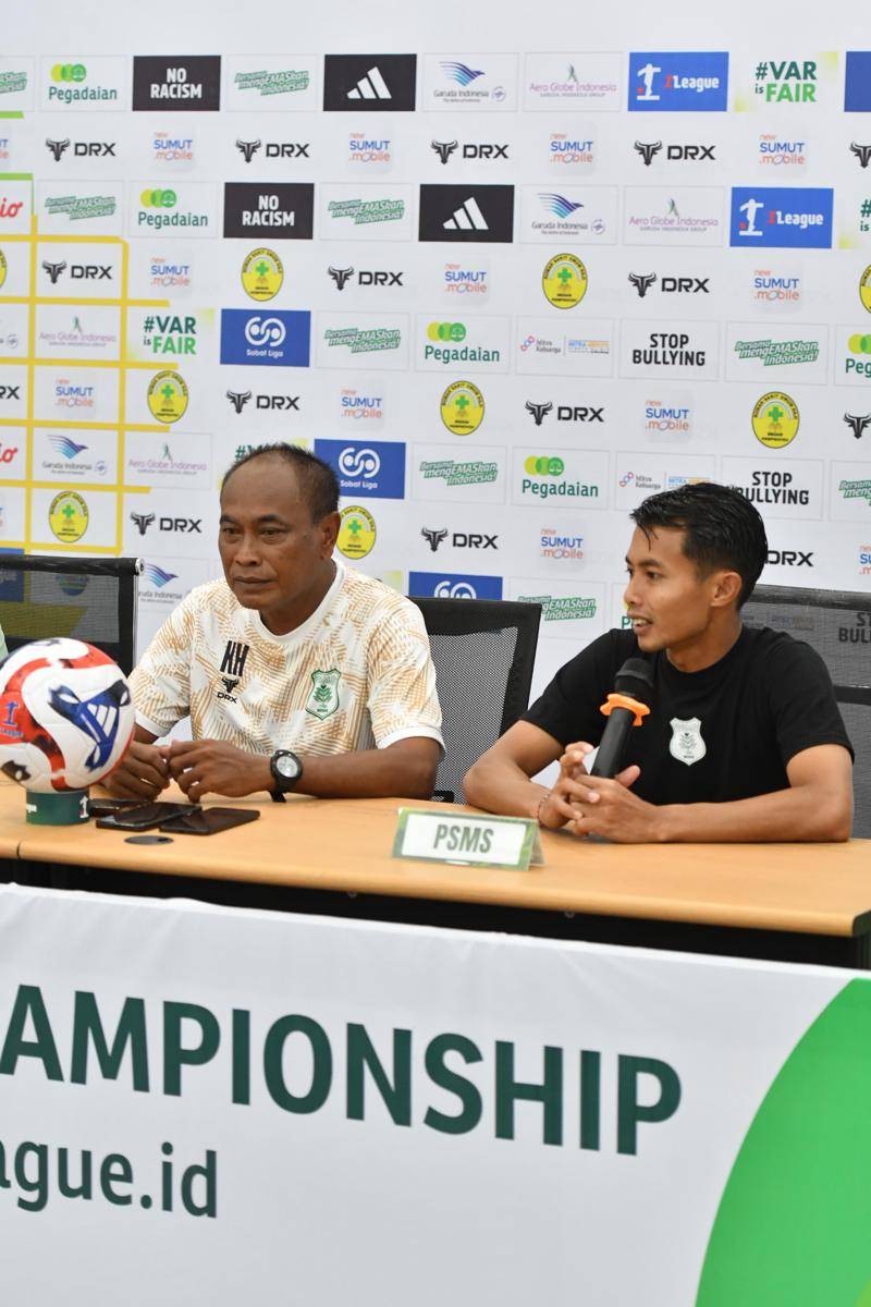 Pelatih PSMS Kas Hartadi dan pemain Budhiar saat sesi konferensi pers, Sabtu (27/9/2025) (IDN Times/Doni Hermawan)