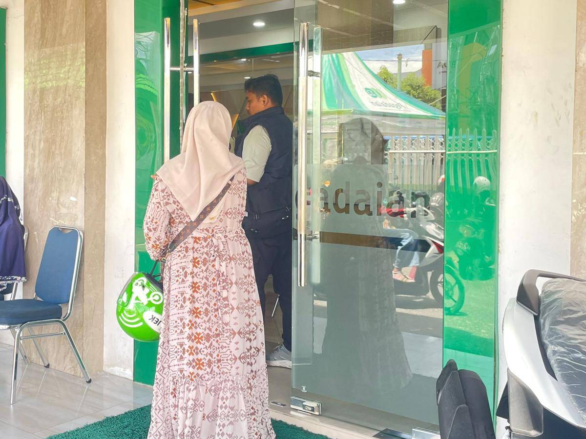 Seorang nasabah Pegadaian Cabang Tarandam masuk ke dalam gedung untuk melakukan pembukaan rekening baru (Foto:IDN Times/Halbert Caniago)