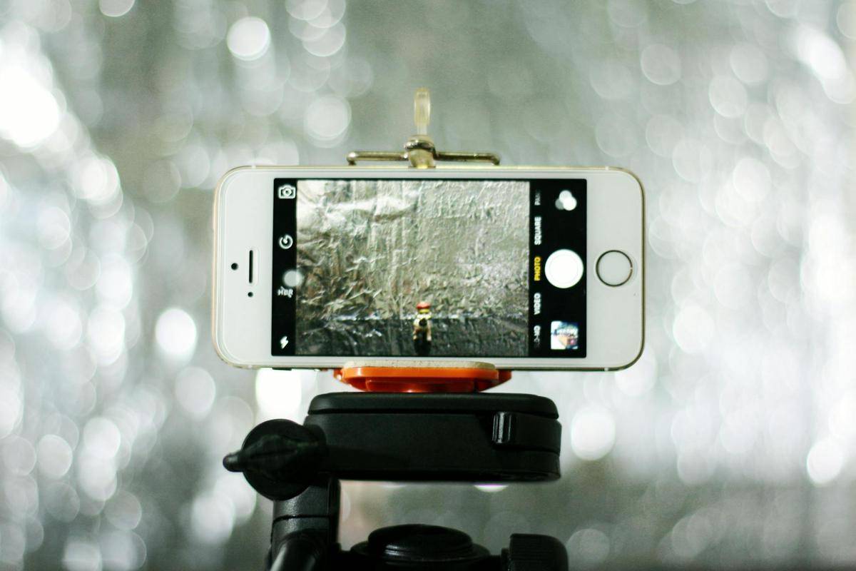 ilustrasi tripod dan ponsel 
