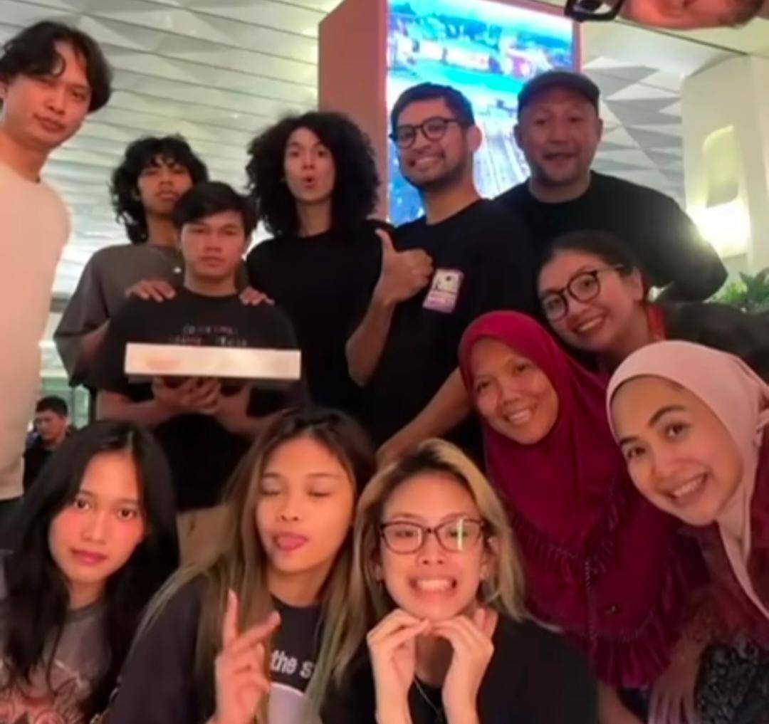potret Feni Rose antar anak kuliah ke Newcastle 
