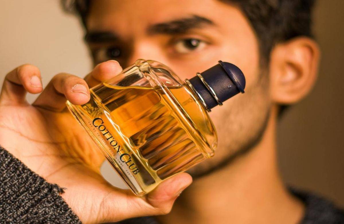 Ilustrasi pria memegang parfum (pexels.com/DEBRAJ ROY)