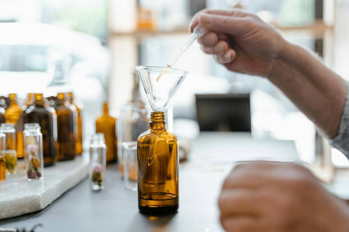 Ilustrasi mencampur parfum (pexels.com/MART PRODUCTION)