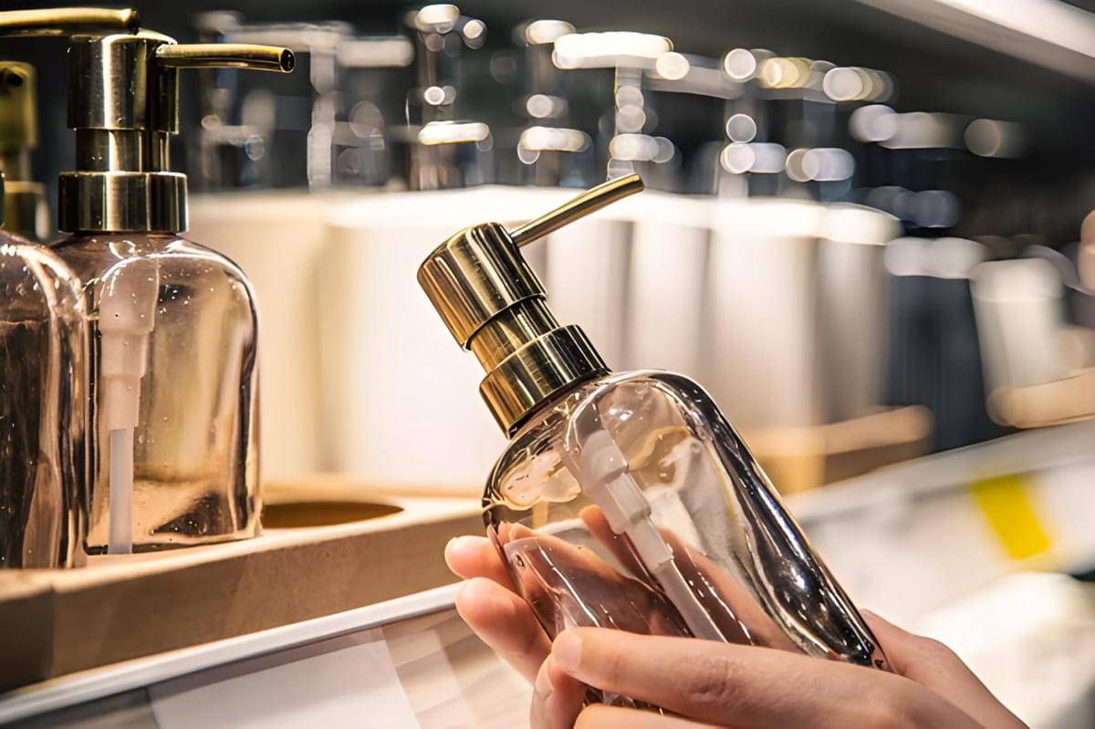 Ilustrasi menyimpan parfum (freepik.com/pvproductions)