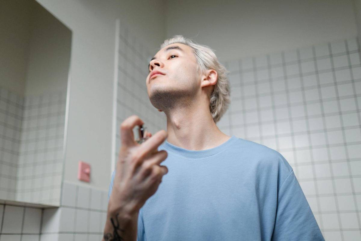 Ilustrasi pria menyemprot parfum (pexels.com/Ron Lach)