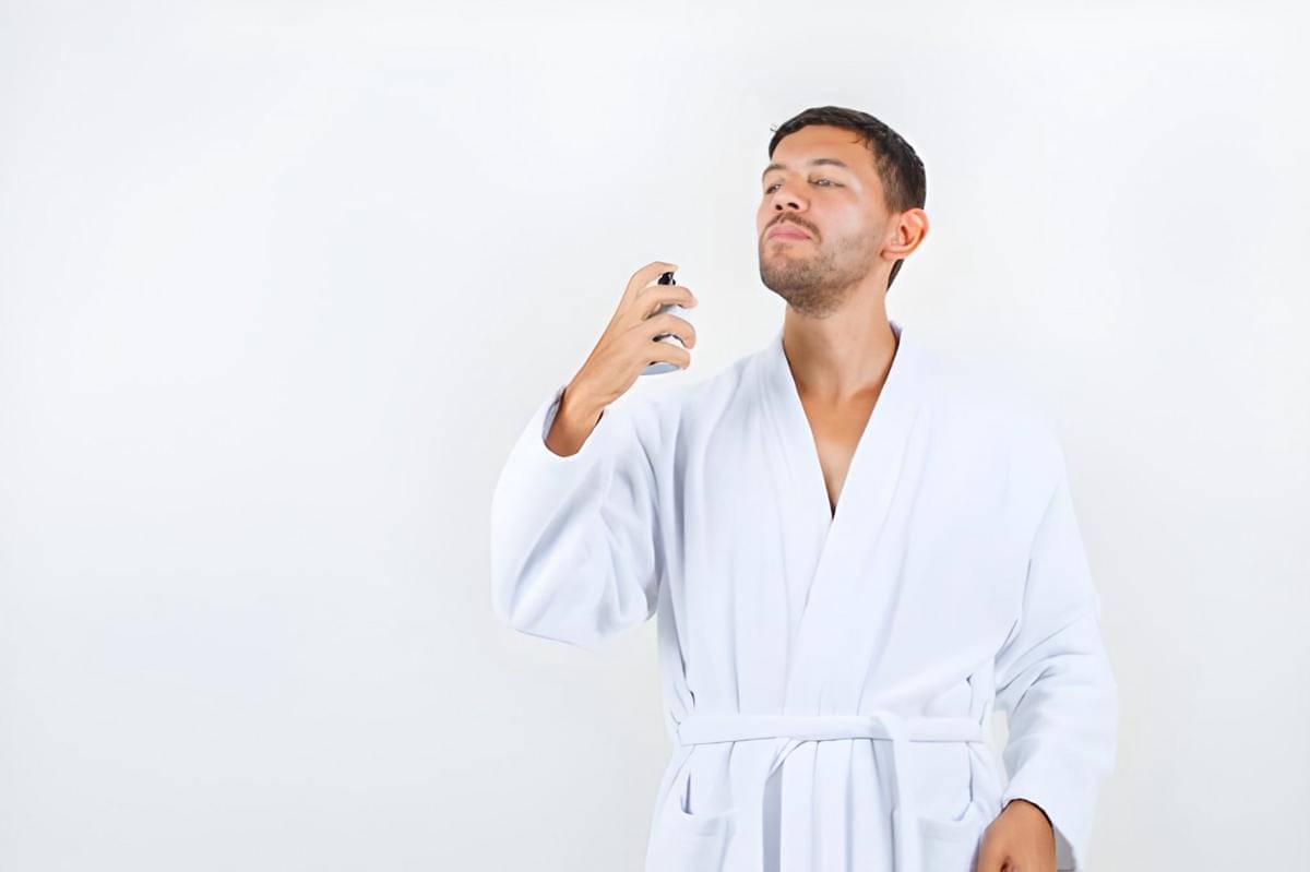 Menyemprot parfum setelah mandi (freepik.com/8photo)