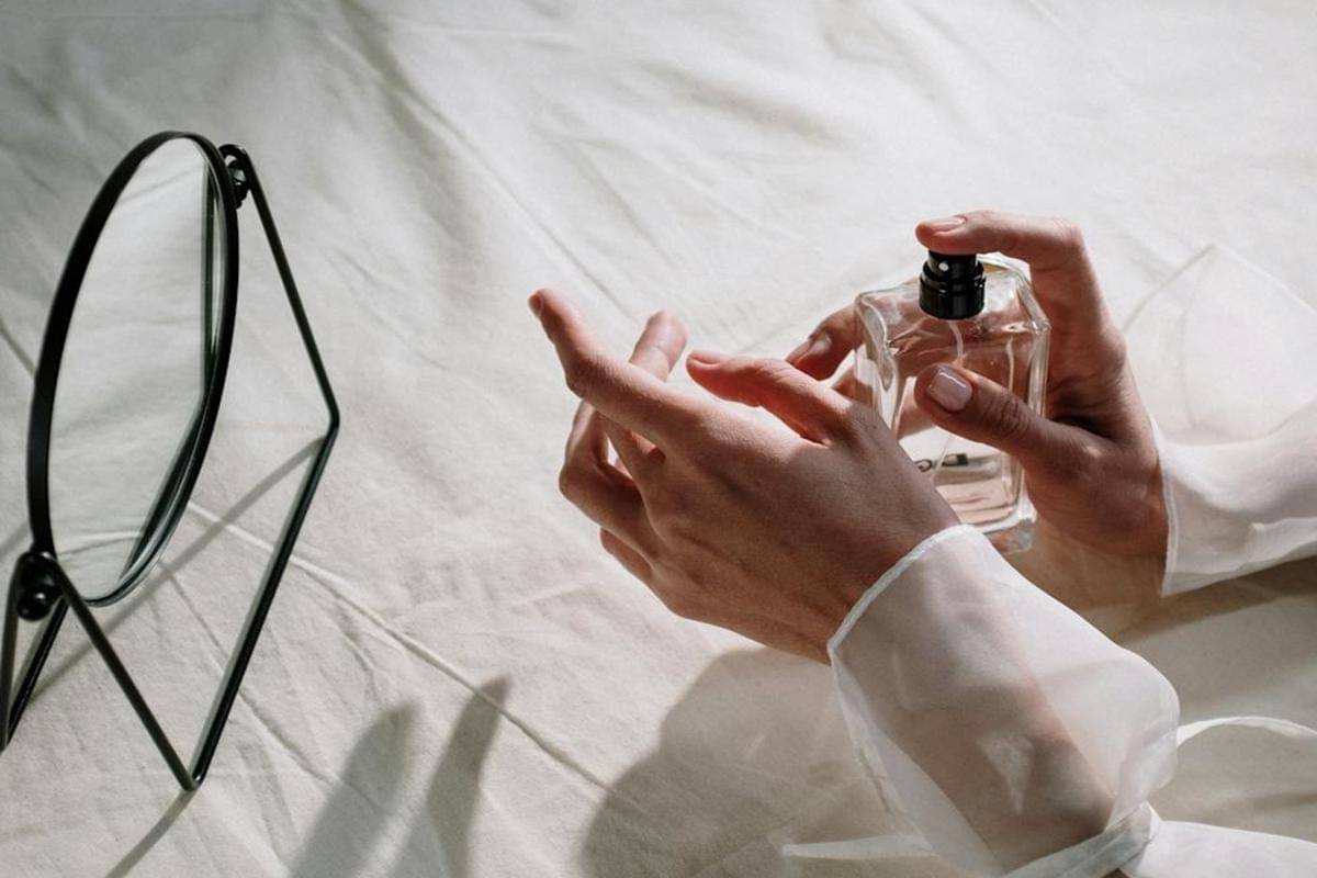 Ilustrasi menyemprot parfum (pexels.com/cottonbro studio)