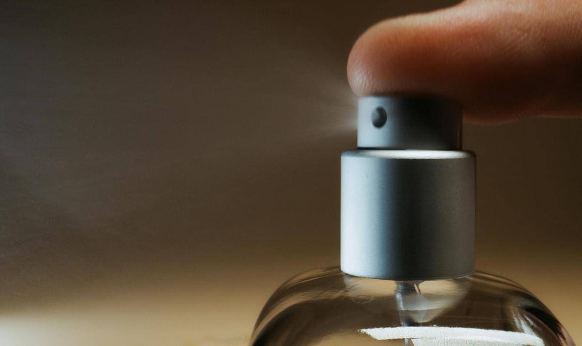 Menyemprot parfum (pexels.com/Tima Miroshnichenko)