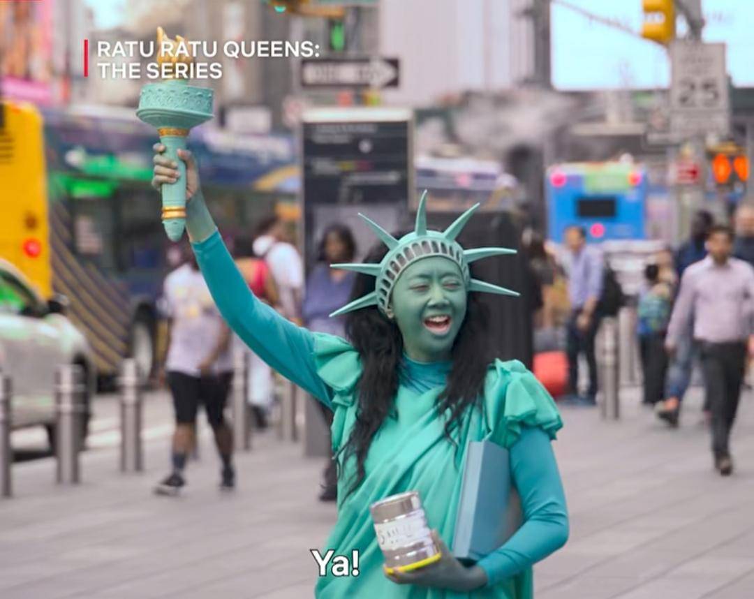 Asri Welas jadi Patung Liberty di Amerika 