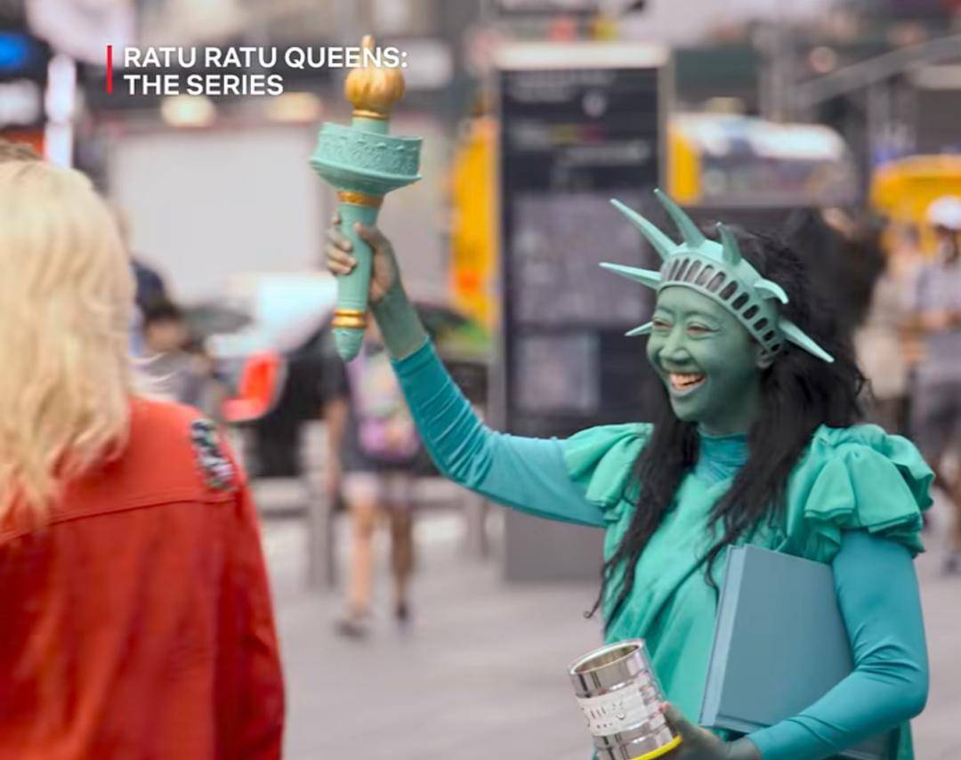 Asri Welas jadi Patung Liberty di Amerika 
