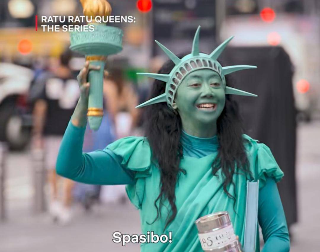 Asri Welas jadi Patung Liberty di Amerika 