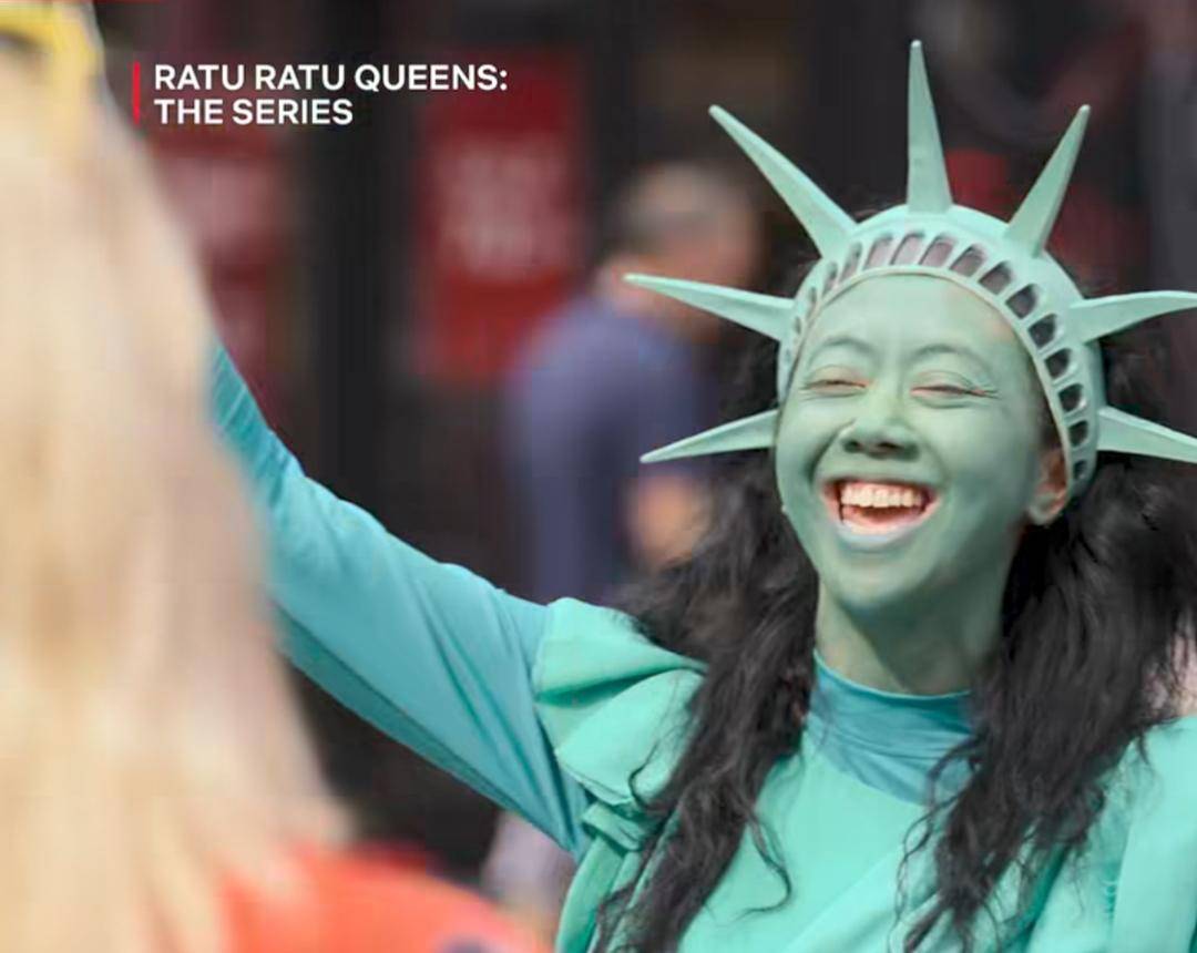 Asri Welas jadi Patung Liberty di Amerika 