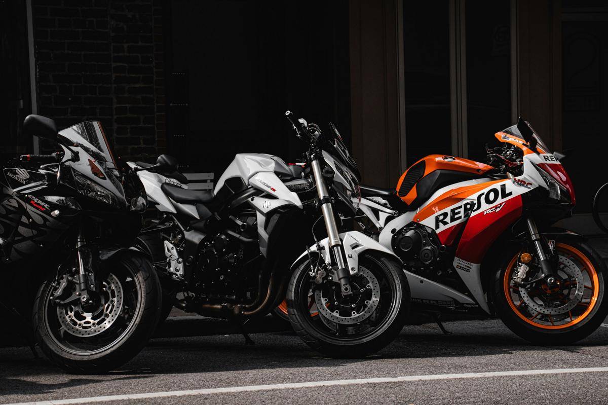 ilustrasi motor sport (unsplash.com/Brice Cooper)