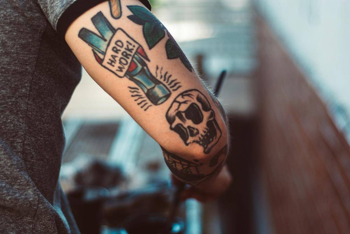 ilustrasi tato (unsplash.com/Luis Villasmil)