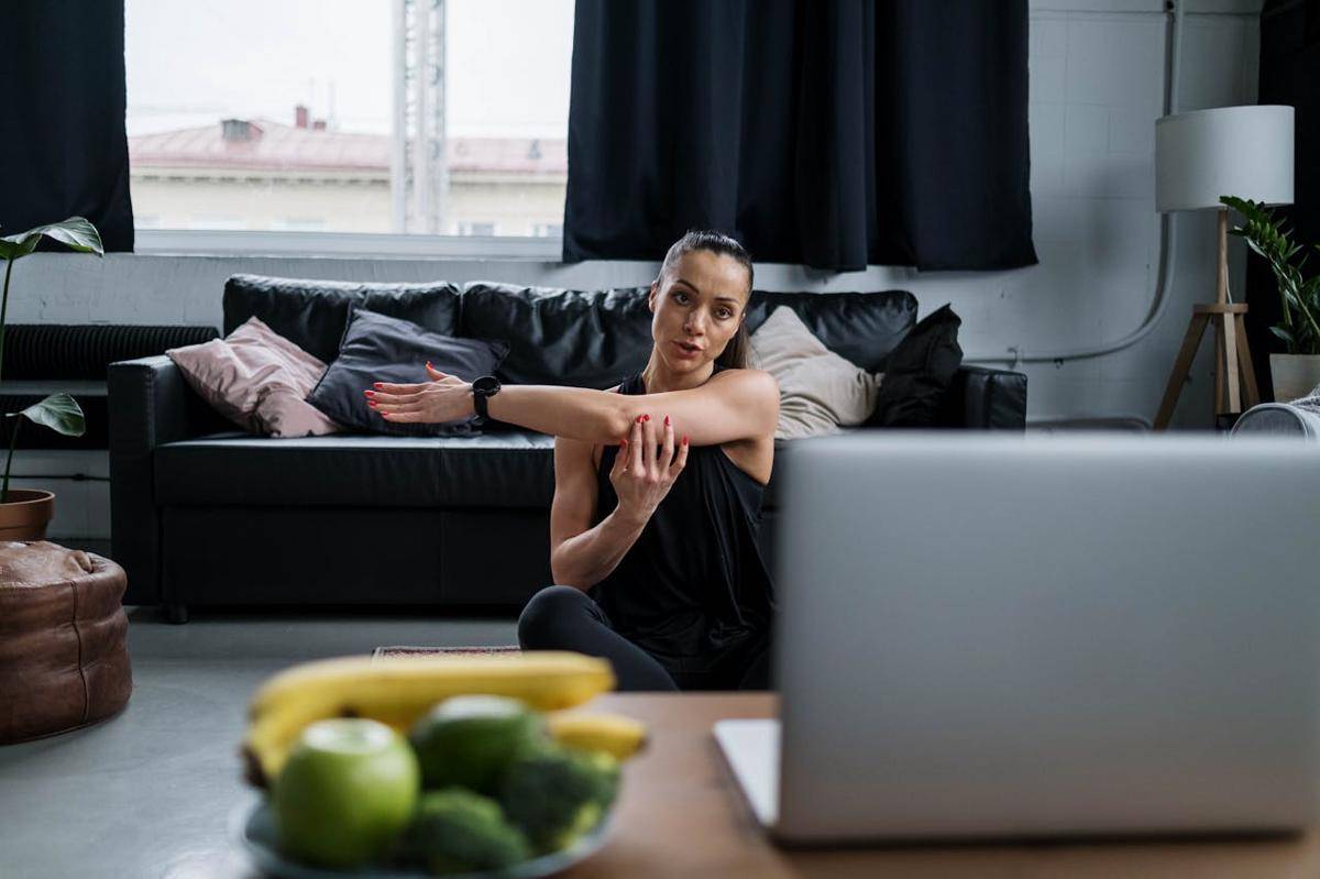 Seseorang mengikuti panduan olahraga (pexels.com/Ron Lach)