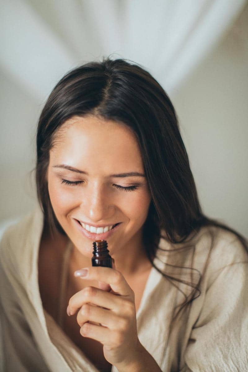 Seseorang menghirup aroma terapi (pexels.com/Elina Fairytale)
