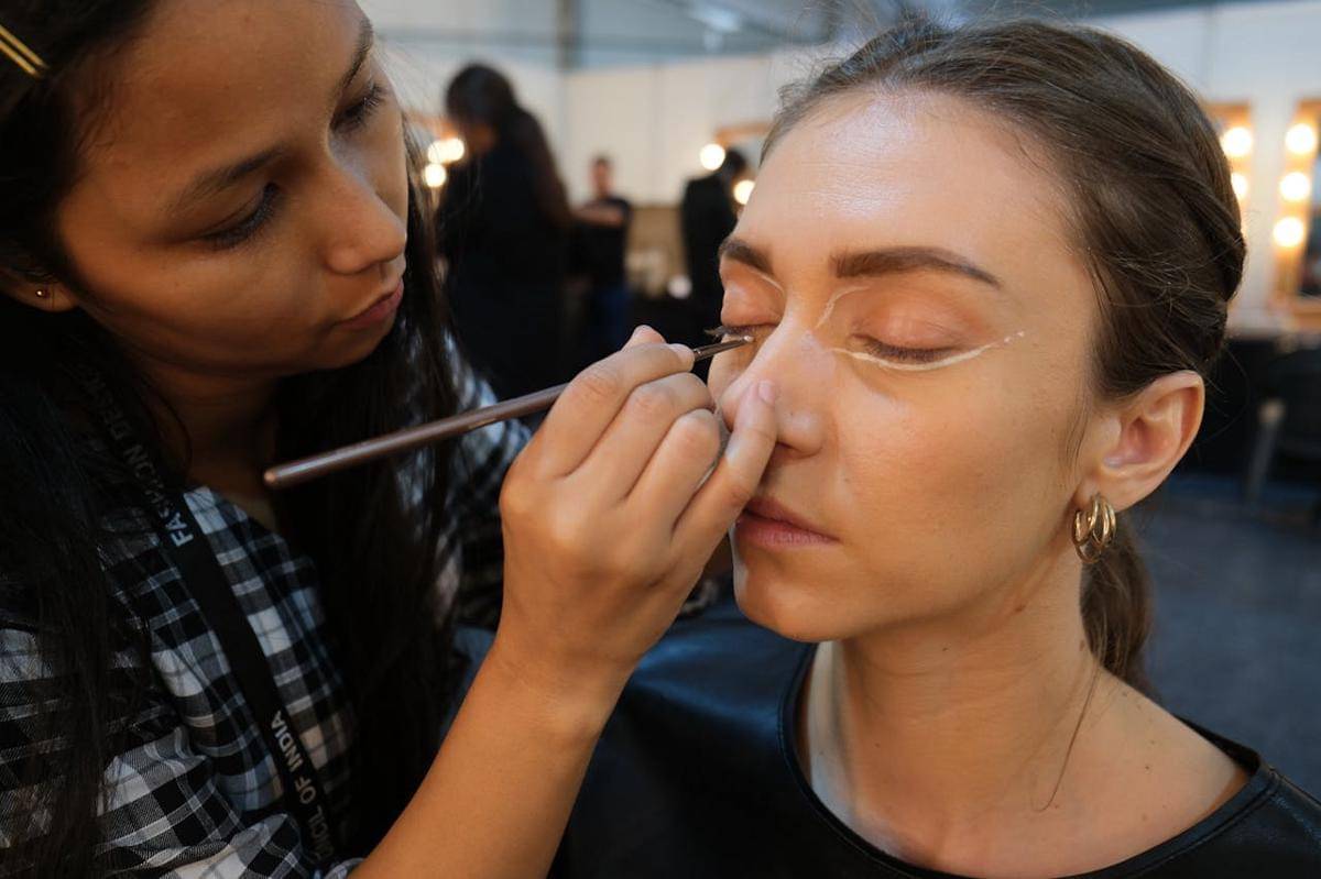 ilustrasi seseorang yang sedang dirias oleh make up artist (pexels.com/Yogendra Singh)