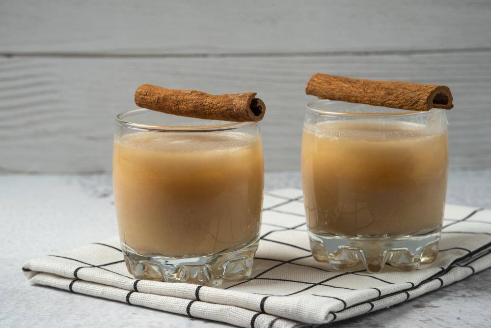 ilustrasi apple cinnamon milk tea hangat 