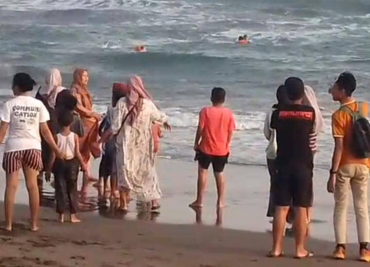 Evakuasi korban laka laut Pantai Parangtritis. (Dok. SAR Satlinmas Wilayah 3 Bantul)