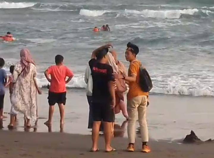 Wisatawan Asal Temanggung Nyaris Tenggelam di Pantai Parangtritis