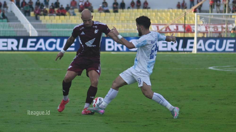 Pertandingan PSIM Jogja vs PSM Makassar di Stadion B.J. Habibie, Sabtu (27/9/2025). 