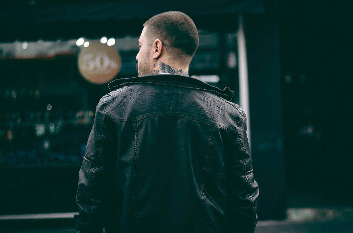 ilustrasi pria dengan jaket kulit (unsplash.com/Allef Vinicius)