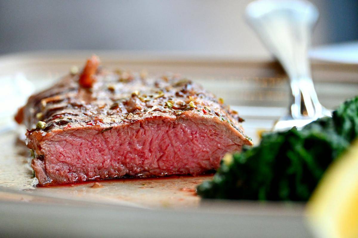 ilustrasi steak medium rare 