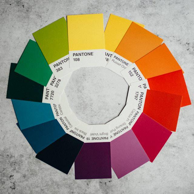 ilustrasi color wheel (unsplash.com/Annie Spratt) 
